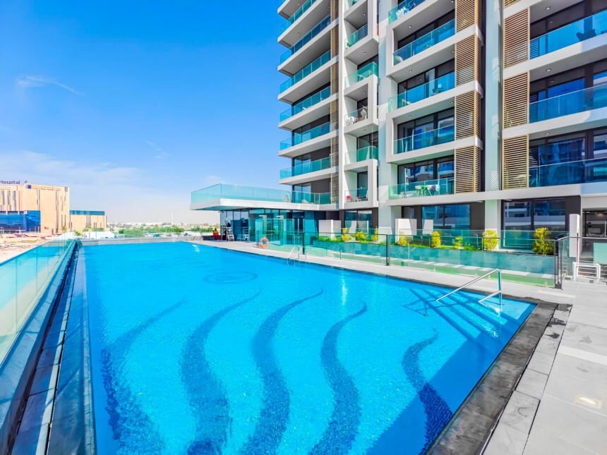 бассейн с зоной отдыха и шезлонгами